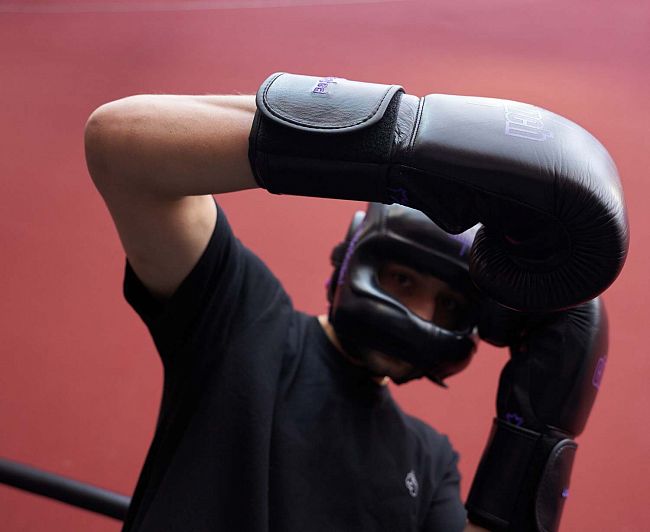 Шлем боксерский с бампером Clinch Undefeated черный фото 13