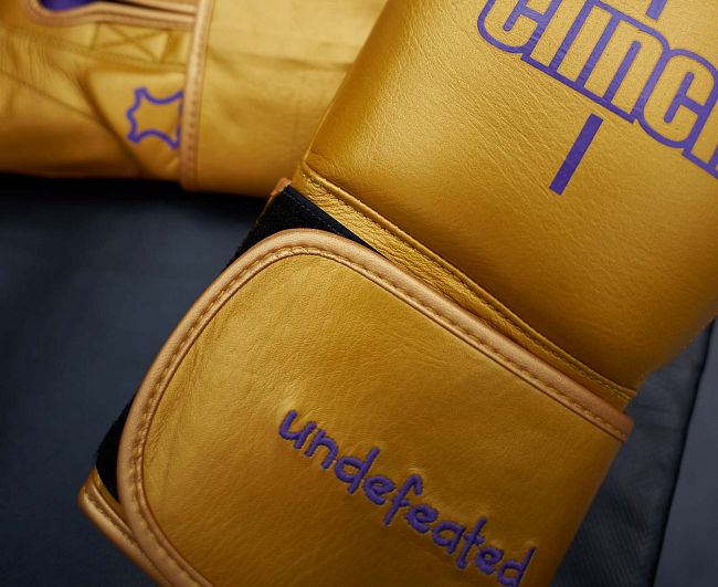 Перчатки боксерские Clinch Undefeated золотые фото 22